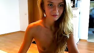 Пылкая малышка SexyModel__4U вертит изящной попкой