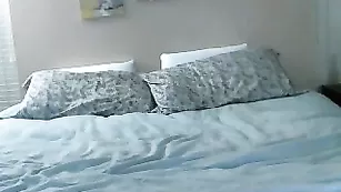 Похотливая брюнеточка позирует обнаженная и возбуждает