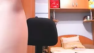 CorySophie гоняет член на стуле