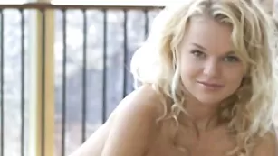 Шлендра в чулках Roksana2 показывает красивые сиськи