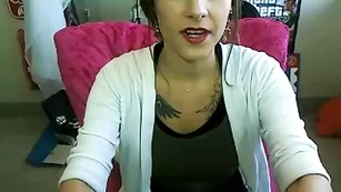 Шальная сука с тату Mandymetal показывает бритую пизду