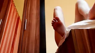 Aryanne начинает со стриптиза, а потом дрочит возбужденную пизду