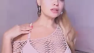 Грудастая цаца 000maryxxx надрачивает влагалище