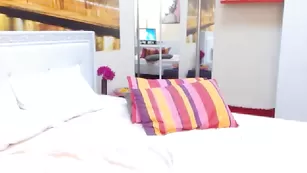 Обворожительная шмара Erikasvenson показывает натуральные сиси