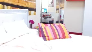 Обворожительная шмара Erikasvenson показывает натуральные сиси