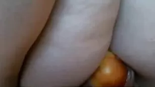 BestSexCpl засовывает крупные предметы себе в письку