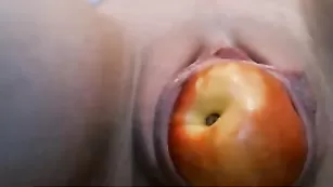 BestSexCpl засовывает крупные предметы себе в письку