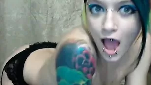 exoticgirl сучка в татуировках сосет член