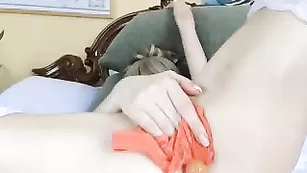 Худенькая шлюха Alexis_SKinny ебется с двумя секс игрушками