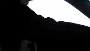 Симпатичная девушка Biancaandhubby показывает в машине свои прелести