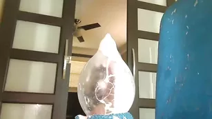 Импозантная сучка Foglove69 присаживается на большой дилдо