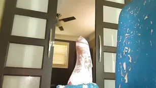 Импозантная сучка Foglove69 присаживается на большой дилдо