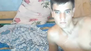 Голубоглазая крошка super-hol трахается с парнем