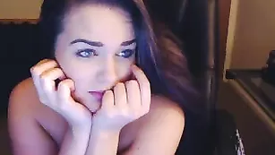 Смазливая красотка MissVoluptuiS ласкает большие сиськи