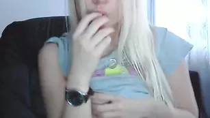 bantikboy ласкает нежное тело