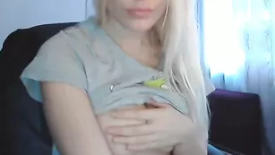 bantikboy ласкает нежное тело