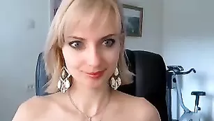 dreamkiska пышногрудая трахает себя на стуле