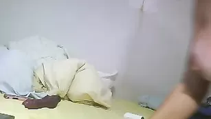 Пышногрудая курва AshlyGold трахает очко фаллосом