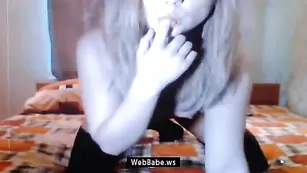 Grafinya облизывает пальчики и дрочит