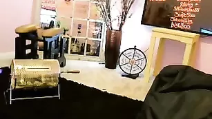 Симпатичная блонда TheBadGF теребит свои щелочки