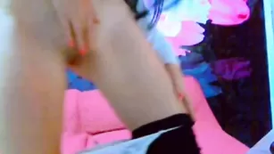 Маленькая красотка Emilyjames ласкает интимные места