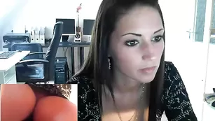 Желанная брюнетка Sexyofficegirl разминает сиськи