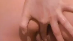 Смазливая бабенка Milo4ka тискает половые губки