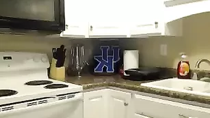 Смазливая блонда Arielanderson эффектно пытается готовить