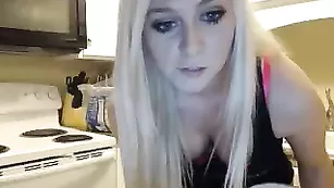 Смазливая блонда Arielanderson эффектно пытается готовить