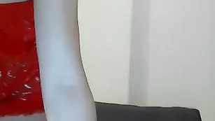 Светловолосая худышка Ryna ласкает бритые отверстия