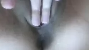Сексуальные телочки Anapolina ласкают бритые дырочки