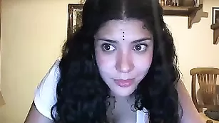 Озорная куртизанка GaiaLove смачно дрочит пизду