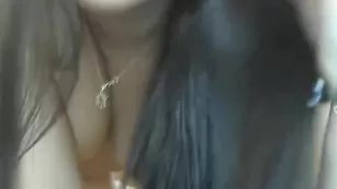 Сексуальная брюнетка Jenya911 трахает себя пальчиками