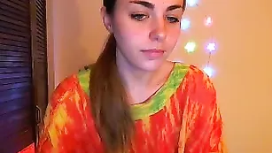 Изысканная чертовка AwesomeKate трахает киску