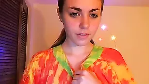 Изысканная чертовка AwesomeKate трахает киску