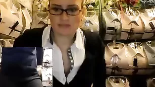 Жаркая училка Myrabbelle_hot облизывает страпон