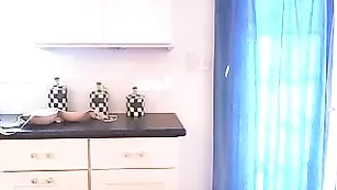 gisele ласкается на кухонном столе