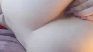 Рыжая сучка perfekttsmile18 наминает бритые отверстия