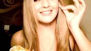 Миленькая xkoketkax кокетливо улыбается