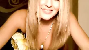 Миленькая xkoketkax кокетливо улыбается