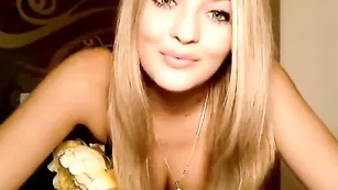 Миленькая xkoketkax кокетливо улыбается