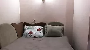 Стройняшка LovelyElla танцует эротический танец