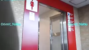 Шальная сучка Orient_Natsu мастурбирует на людях