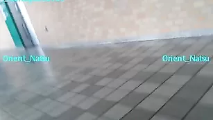 Шальная сучка Orient_Natsu мастурбирует на людях