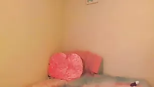 Изящная путана AwesomeKate ласкает бритую пизду