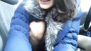 Строптивая стерва Shypuppy похотливо шалит в машине