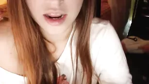 Молодая проказница Dulcemariaa снимает трусики