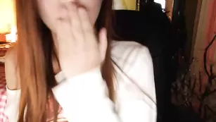 Молодая проказница Dulcemariaa снимает трусики