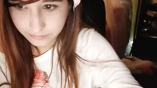 Молодая проказница Dulcemariaa снимает трусики