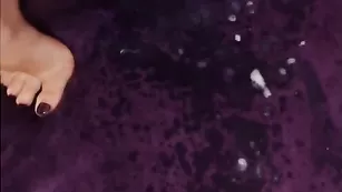 Squirtbetty кончает от ритмичной мастурбации
